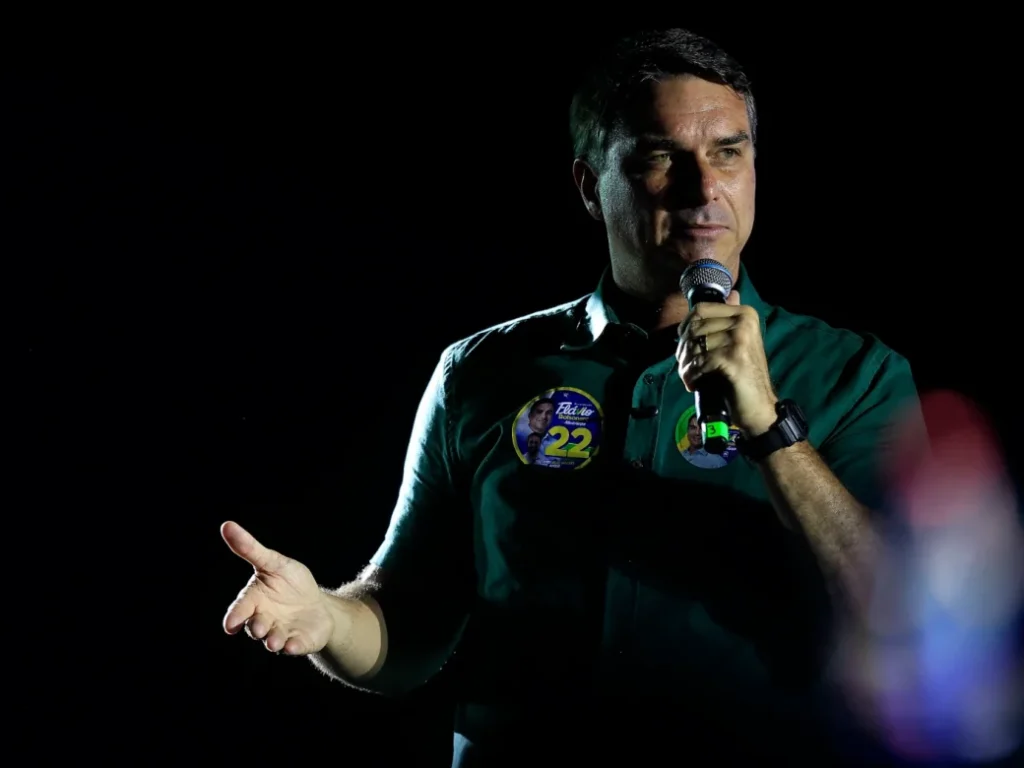 Flávio Bolsonaro rejeita derrota e vai pedir ao TSE que anule a eleição no Brasil