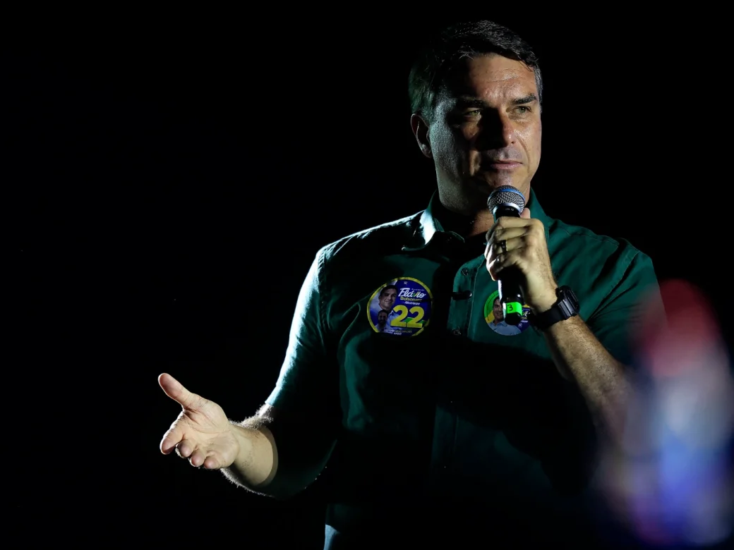 Flávio Bolsonaro rejeita derrota e vai pedir ao TSE que anule a eleição no Brasil