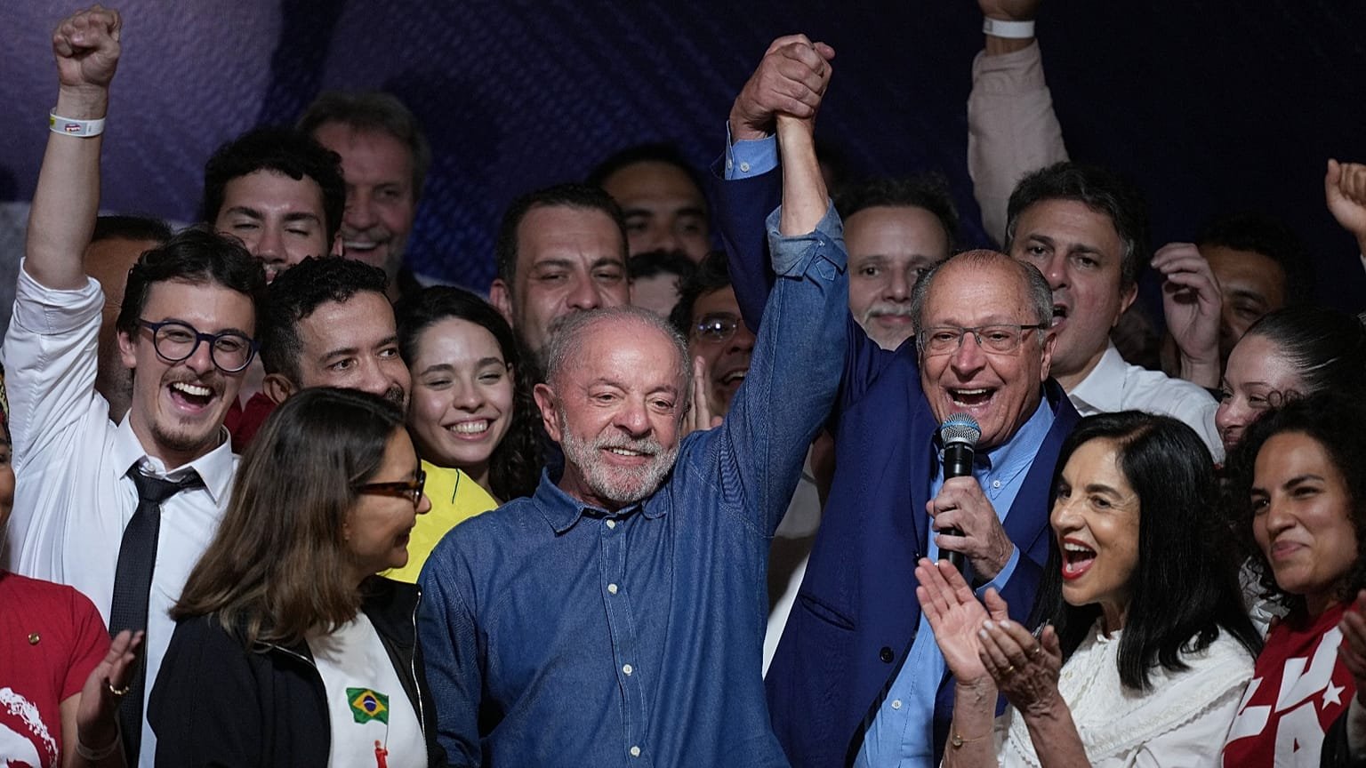 Lula vence segunda volta no Brasil e Flávio Bolsonaro contesta o resultado