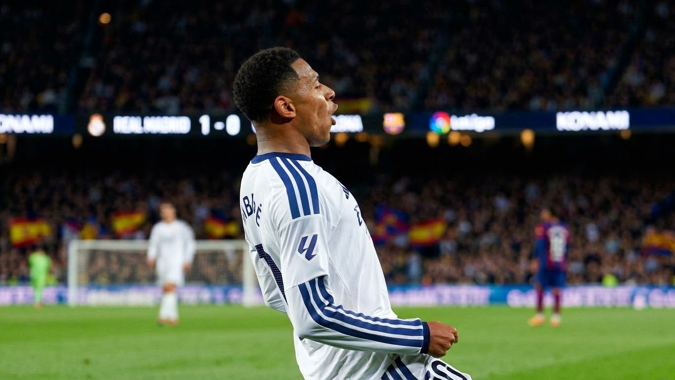 Mbappé bisa no Camp Nou, chega aos 100 golos e trava o Barcelona