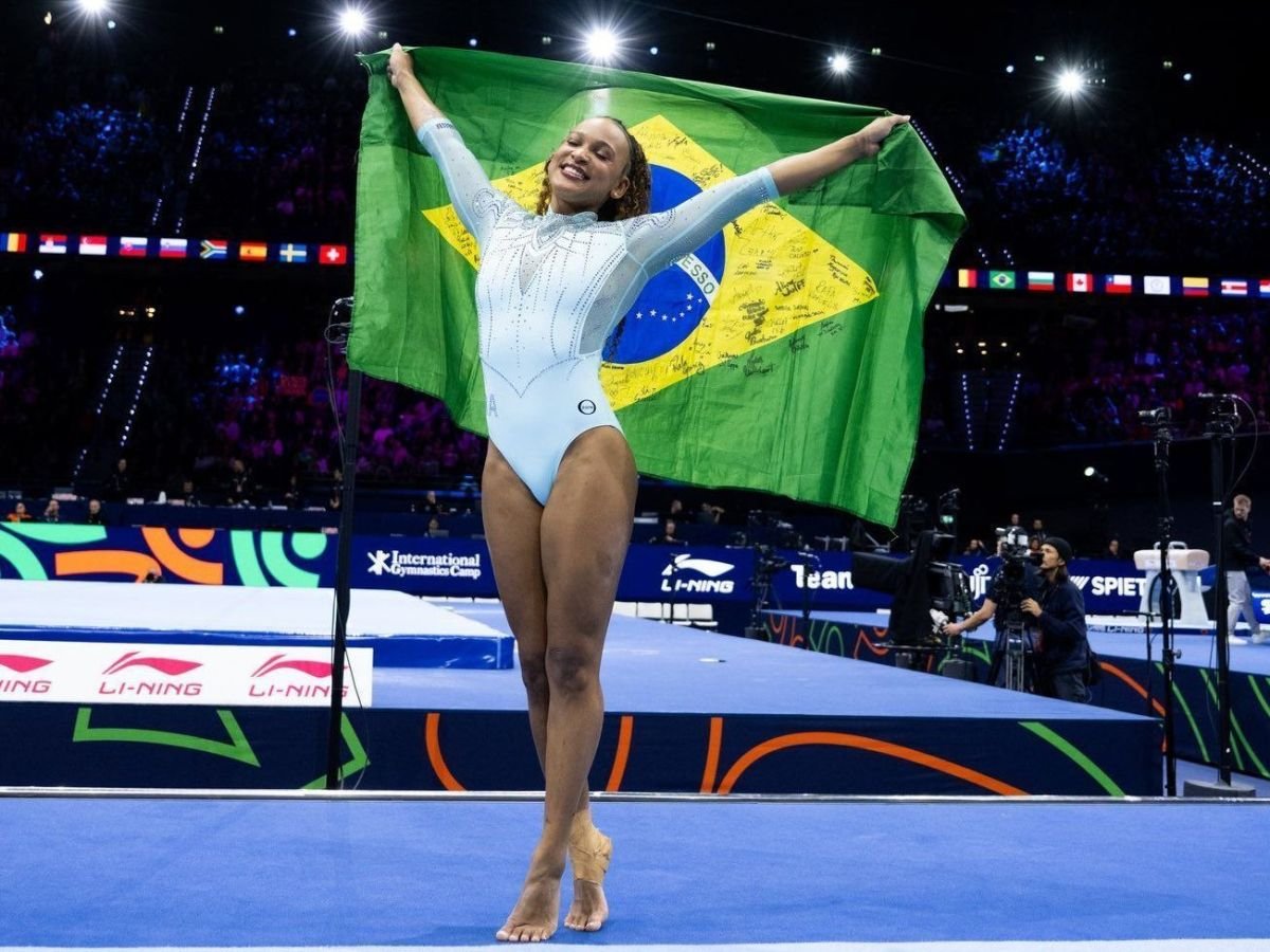 Rebeca Andrade lidera regresso do Brasil ao pódio no Mundial de ginástica