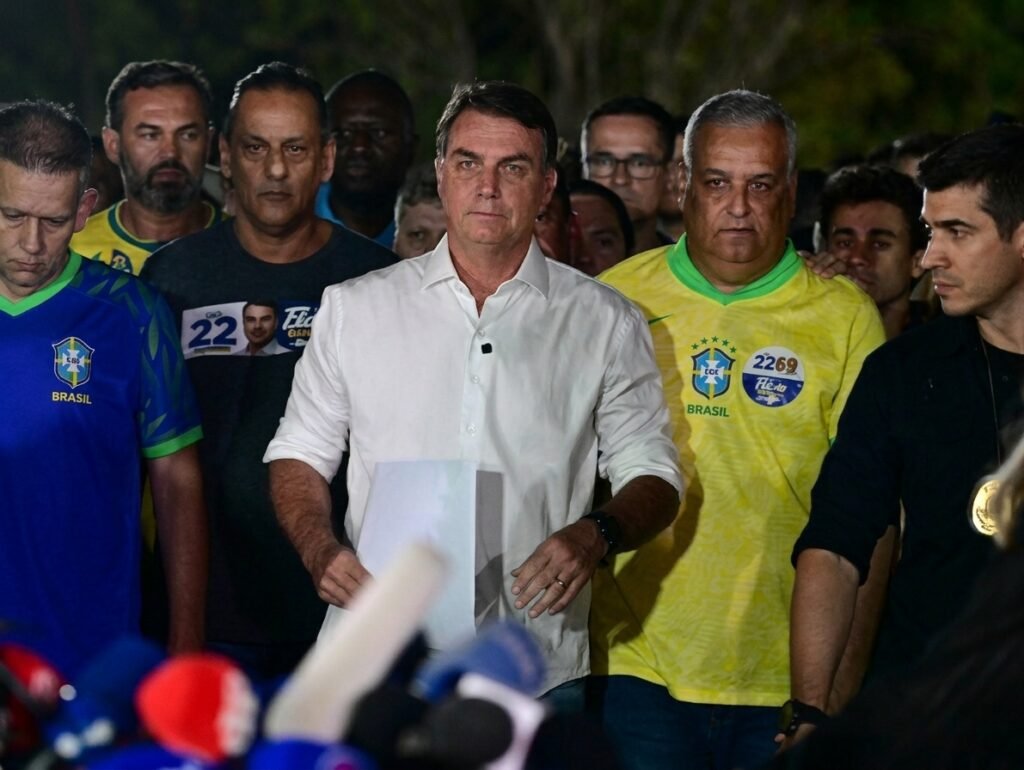 Moraes retira passaporte a Flávio Bolsonaro e impede-o de sair do Brasil