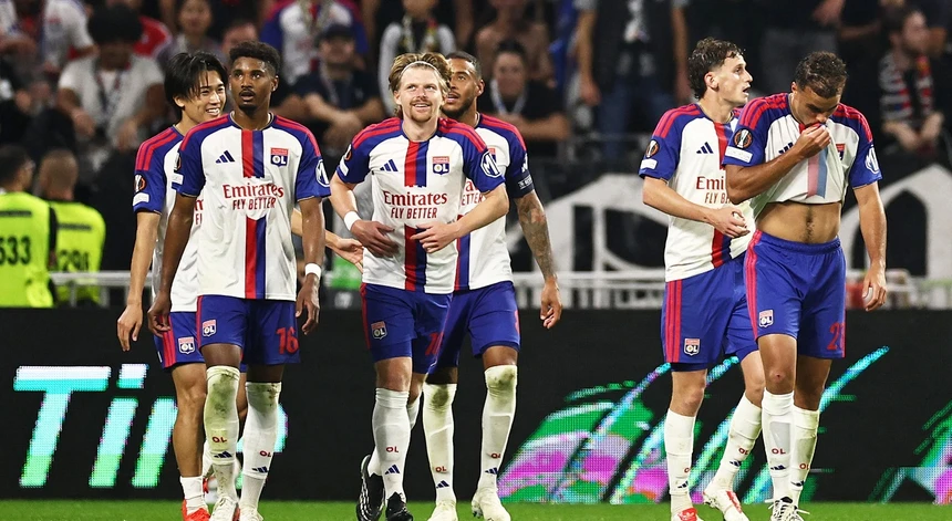 PSG vence Lyon de Paulo Fonseca e assume sozinho o comando da Ligue 1