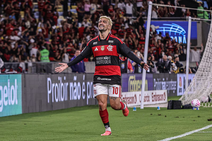 Flamengo vence o Atlético-MG por 3-2 e segue líder, mas expõe fragilidades