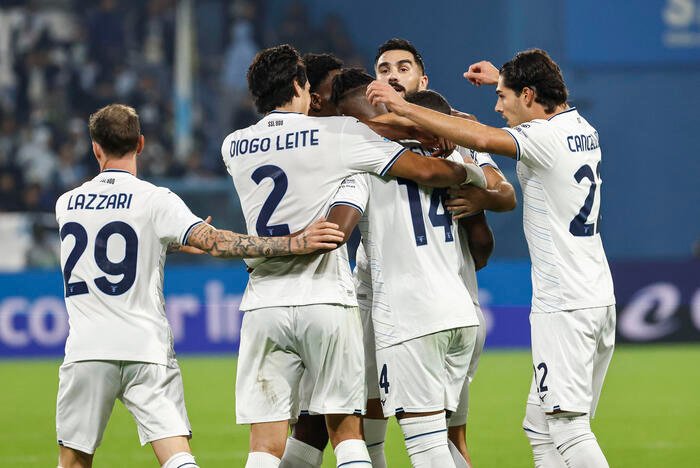 Lazio goleia Sassuolo por 6-2 e assume liderança provisória da Serie A