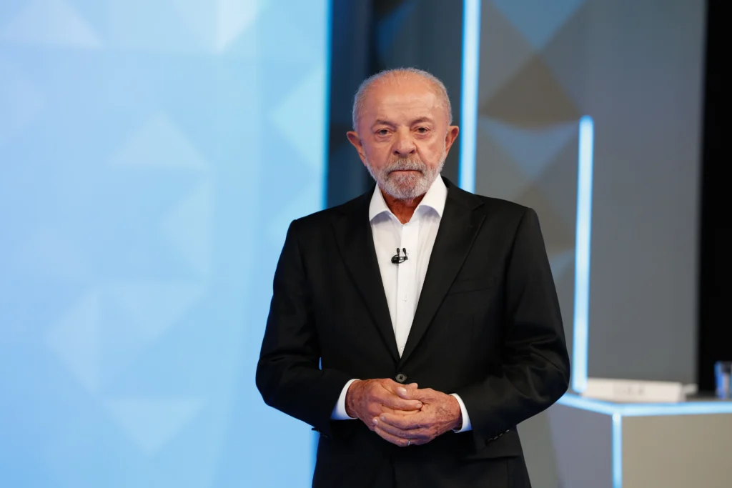 Lula critica saída de Flávio Bolsonaro para os EUA e fala em "ato vergonhoso"