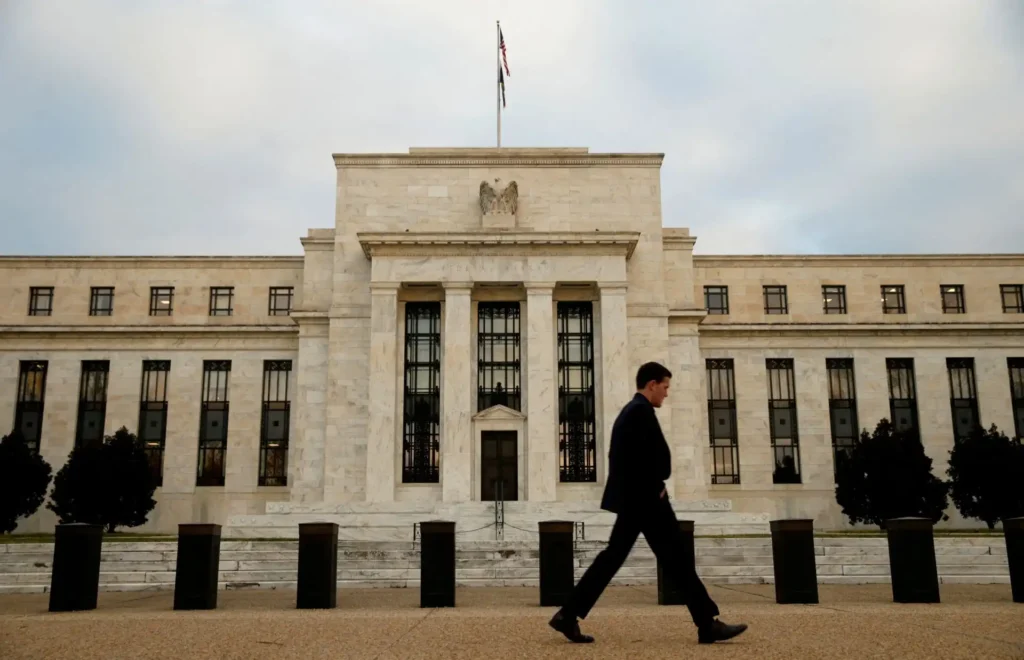 Fed mantém juros entre 3,75% e 4%, mas mercado aposta em nova subida em dezembro